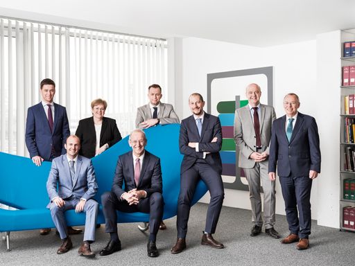 Vorschau Bild von Alle ICON Partner (5 neue und 3 Seniorpartner)
platziert um ein ICON-blaues Sofa