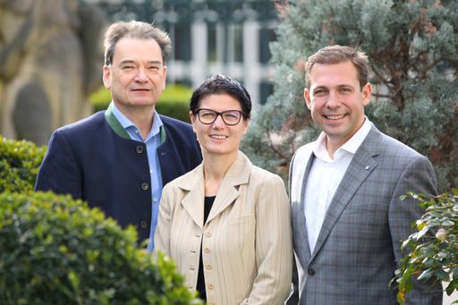 https://www.apa-fotoservice.at/galerie/22231 Im Bild v.l.n. r.:
Dr. Bernd Zierhut (Geschäftsführung Doppler Gruppe), Dkff. Daniela
Dieringer, MBA (Geschäftsführung Doppler Gruppe), Franz Josef
Doppler (Geschäftsführender Eigentümer Doppler Gruppe)