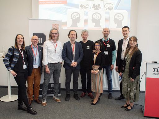 Am Innovationspodest: Reinhard Willfort
(Lehrgangsleiter „Innovationsmanagement“, TÜV AUSTRIA Akademie & isn
- innovation service network), Christoph Schwald (TÜV AUSTRIA),
Johannes Eßmeister (ecoplus), Mozhgan Sadr (VAMED-KMB) und Robin
Bürger (Fraunhofer IMW)