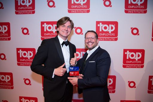 Hans Rottweiler, Board Member vom Top Employer
Institute gratuliert Roland Rausch, Geschäftsführer von BAT Austria,
zum 2. Platz