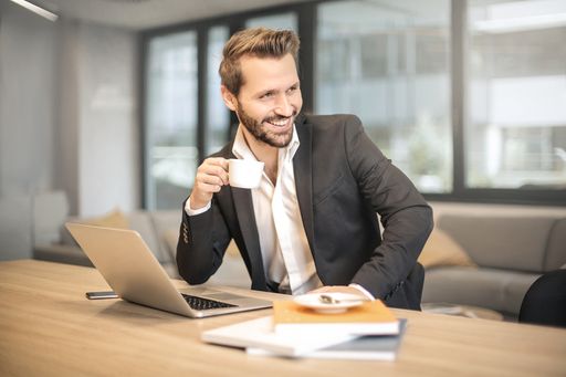 Der moderne Immobilienmakler mit www.venbona.com im Einsatz.
Weiterer Text über ots und www.presseportal.ch/de/nr/100064842 / Die
Verwendung dieses Bildes ist für redaktionelle Zwecke honorarfrei.
Veröffentlichung bitte unter Quellenangabe: "obs/Venbona AG"