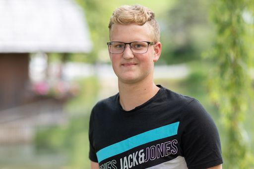 „Ein Freund, der diese Ausbildung schon vor einigen
Jahren gemacht hat, hat mich darauf aufmerksam gemacht. Die
Abwechslung und Mischung von der Betriebshilfe, Service und auch
Personalleasing gefällt mit dabei sehr gut. Ich möchte meine
Karriere beim Maschinenring weiter ausbauen und noch einige Jahre
dabei sein.“ Andreas Schoissengeyer, 19