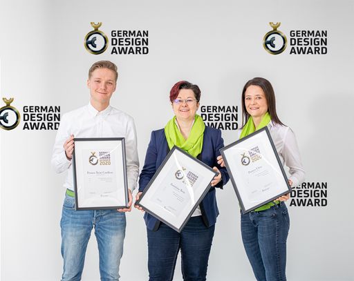  Kerstin Molzbichler und ihr Team freuen sich über
das Triple beim German Design Award. Im Bild v.li.: Leon Koopman
(Team Design), Kerstin Molzbichler (Leitung Team Design) und Doris
Rausch (Team Design).