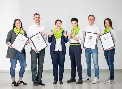 Vorschau Bild von W&H punktet gleich bei zwei Awards und
unterstreicht die Einzigartigkeit des Produktdesigns. Im Bild v.li.:
Maria Protiwa-Kinzl (Team Design), Nils Deringer (Team Design),
Kerstin Molzbichler (Leitung Team Design), Kerstin Oberhofer (Team
Design), Leon Koopman (Team Design) und Doris Rausch (Team Design).
