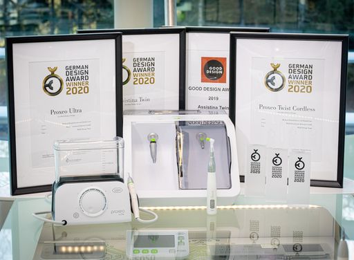 Vorschau Bild von Zweifaches Triple – die W&H-Produkte Proxeo Ultra,
Proxeo Twist Cordless und Assistina Twin konnten bei den Design
Awards überzeugen.