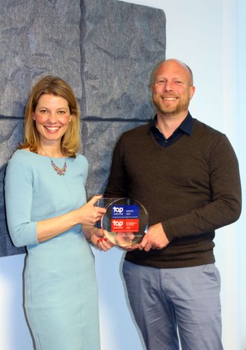 Marion Altinger (Head P&O Sandoz Commercial
Operations Austria) und Dr. Andreas Eberhorn (Country Head Sandoz
Austria) mit dem Top-Employer Award