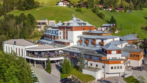 Vorschau Bild von Tagen Sie im Herzen von Österreich, inmitten der
traumhaften Wagrainer Berglandschaft. Neben dem topmodernen
Konferenzzentrum für bis zu 400 Personen, bietet das Sporthotel
einen modernen Boardroom für exklusive Meetings.