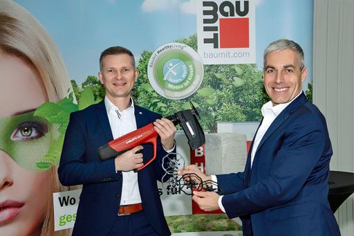  von links: Baumit Vertriebsleiter Rudolf
Ofenschiessl und Mag. Georg Bursik, Geschäftsführer der Baumit GmbH
präsentierten den Baumit KlebeAnker X1. Der Baumit KlebeAnker X1
ermöglicht durch die einfache Handhabung und Kraftersparnis eine bis
zu 5 x schnellere Verdübelung. So spart man Arbeitszeit und
profitiert direkt von der neuen Technologie.