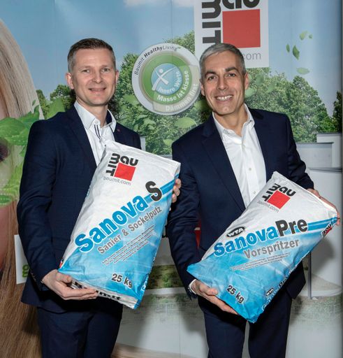 Vorschau Bild von von links: Baumit Vertriebsleiter Rudolf
Ofenschiessl und Mag. Georg Bursik, Geschäftsführer der Baumit GmbH
präsentierten die Baumit Innovation 2020.