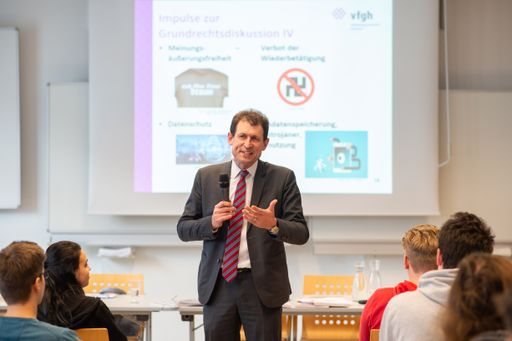  Univ.-Prof. Dr.Dr. Grabenwarter, der neue Präsident
des VfGH an der HTL Rennweg am vergangenen Montag Quelle: VfGH/Luiza
Puiu