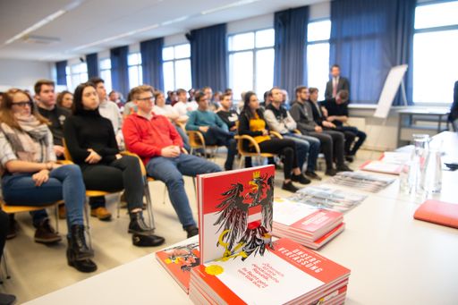 Vorschau Bild von Die Schüler*innen der HTL Rennweg lauschten
gespannt dem Vortrag des Präsidenten der VfGH