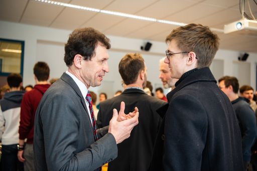 Vorschau Bild von Christoph Grabenwarter im Gespräch mit Schülern