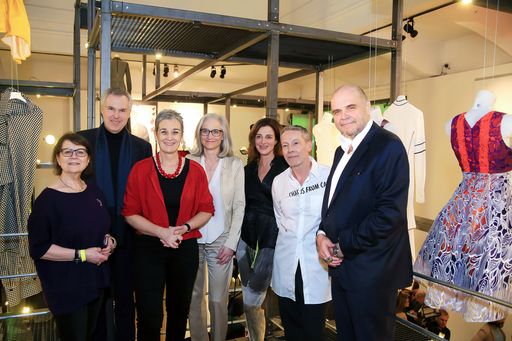 https://www.apa-fotoservice.at/galerie/22451 Im Bild (v.l.n.r.)
Brigitte Winkler (Modeexpertin und wissenschaftliche Beraterin),
Christoph Thun-Hohenstein (Generaldirektor des MAK), Ulrike Lunacek
(Staatssekretärin für Kunst und Kultur), Teresa
Mitterlehner-Marchesani (wirtschaftliche Geschäftsführerin des MAK),
Ulrike Tschabitzer-Handler (Gastkuratorin), Andreas Bergbaur
(Gast-Co-Kurator) und Gregor Eichinger (Architekt und
Ausstellungsgestalter)