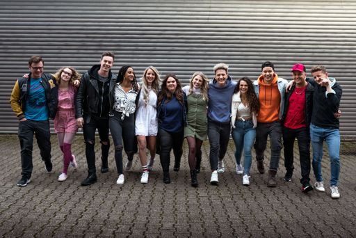 Vorschau Bild von Noch vor Unterrichtsbeginn fällt die neue Referendarin Jessi
negativ auf und Max gerät mir ihr aneinander. Werden sich die Wogen
glätten und können die beiden in Zukunft kollegial miteinander
umgehen? Auch die Lehrer-WG hat Zuwachs erhalten: Pädagoge Wim
unterrichtet fortan nicht nur an der Erich-Felbert-Gesamtschule,
sondern wohnt nun auch bei Thea, Dietrich und Max. Ausstrahlung der
neuen Folgen ab Montag, 17. Februar 2020, montags bis freitags
17:05, bei RTLZWEI. Die Folgen sind im Anschluss an die Ausstrahlung
30 Tage lang kostenlos bei www.tvnow.de verfügbar. v.l.n.r.: Tobi,
Charlotte, Lennox, Alexa, Jaqueline, Rosa, Shayenne, Lukas, Carmen,
Marvin, Felix, Leonoard Weiterer Text über ots und
www.presseportal.de/nr/6605 / Die Verwendung dieses Bildes ist für
redaktionelle Zwecke honorarfrei. Veröffentlichung bitte unter
Quellenangabe: "obs/RTLZWEI/Niklas Niessner"