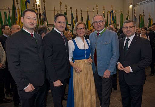  Wahl-Auftakt in Tulln: Bauernbunddirektor Paul Nemecek,
Spitzenkandidat Johannes Schmuckenschlager, LH Johanna Mikl-Leitner,
NÖ Bauernbund-Obmann LH-Stv. Stephan Pernkopf und LR Ludwig
Schleritzko (v.l.n.r.),