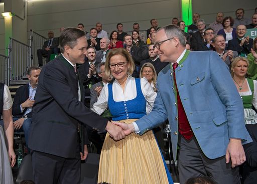 Vorschau Bild von „Einig-Stark-Verbunden“: LH Johanna Mikl-Leitner mit
Spitzenkandidat LK-Präs. Hannes Schmuckenschlager und Obmann LH-Stv.
Stephan Pernkopf.
