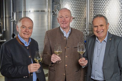 Sichtlich erfreut über die Qualität des
Weinjahrgangs 2019 (v.l.n.r.): Kellermeister Franz Arndorfer, Obmann
Franz Bauer und Geschäftsführer Ludwig Holzer bei der
Qualitätskontrolle