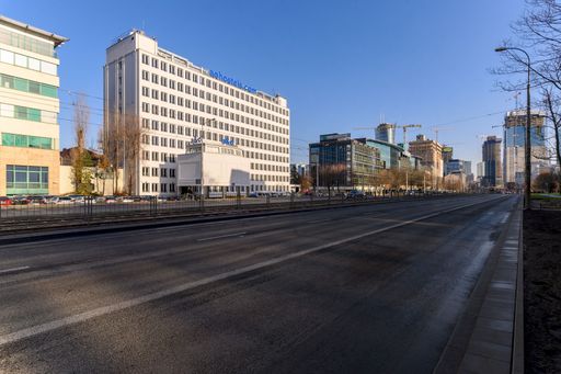 Das ehemalige Bürogebäude wurde in 12 Monaten zum
größten Markenhostel der Stadt umgebaut. Jetzt buchbar unter
https://www.aohostels.com/at/