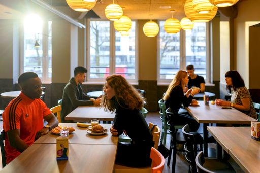 Vorschau Bild von Neben den Zimmern ist auch das Frühstück in den a&o
Hostels leistbar. Erwachsene zahlen 7,90 Euro, Kinder und
Jugendliche frühstücken gratis bzw. ab 3,50 Euro