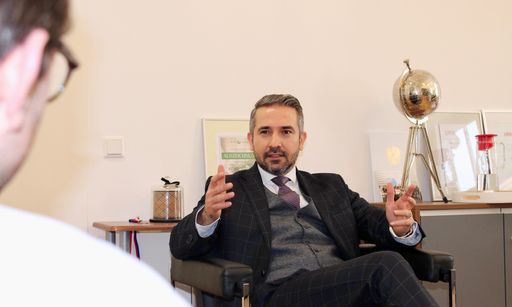 Vorschau Bild von Rechtsanwalt Kazim Yilmaz freut sich für über den
Erfolg seiner Mandantin, die one-A Gruppe.