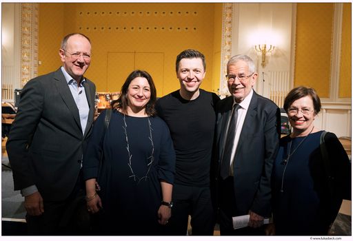  Intendant Matthias Naske mit Kulturstadträtin
Veronica Kaup-Hasler, Musiker Martin Grubinger, Bundespräsident
Alexander van der Bellen sowie dessen Ehefrau Doris Schmidauer