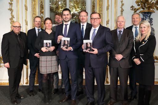 https://www.apa-fotoservice.at/galerie/22531 v.l.: Prof. Dr.
Armin Nassehi (Soziologe und Keynote Speaker), Dr. Franz Schellhorn
(Direktor der Agenda Austria), Verena Kainrath (Der Standard),
Michael Fleischhacker (Moderator und freier Publizist), Jakob Zirm
(Die Presse), Dr. Christian Helmenstein (Chefökonom der
Industriellenvereinigung, Leiter des Economica Instituts für
Wirtschaftsforschung), Hans-Peter Siebenhaar und Team
(Handelsblatt), S.D. Prinz Philipp von und zu Liechtenstein
(Chairman der LGT Gruppe), Meinhard Platzer (Co-CEO der LGT Bank
Österreich), Mag. Ursula Simacek (CEO und Miteigentümerin der
SIMACEK Gruppe)