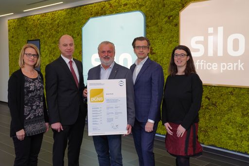 Vorschau Bild von silo plus, der von Erste Group Immorent und STRABAG
Real Estate als Joint Venture errichtete Office-Campus in Wien
Liesing, wurde mit dem ÖGNI-Zertifikat in GOLD ausgezeichnet.
