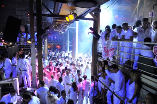 Vorschau Bild von Discotheque Fabrik: der unangefochtene Partyhotspot
bei der Fête Blanche am Wörthersee