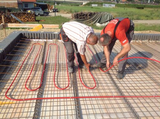 Vorschau Bild von Durch diese Rohrregister wird je nach Bedarf warmes
Wasser zum Heizen oder kaltes zum Kühlen geleitet.