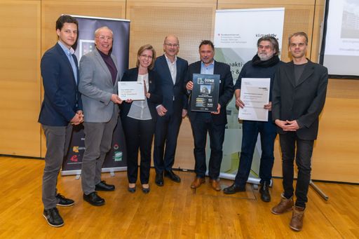 Im Bild v.l.n.r.: Dr. Thomas Belazzi, bauXund
forschung und beratung gmbh; Mag. DI Lukas Clementschitsch,
Bauökologischer Konsulent bauXund forschung und beratung gmbh;
Leonore Gewessler, Bundesministerin für Klimaschutz, Umwelt,
Energie, Mobilität und Technologie; Heinrich Kugler, Vorstand Wien
3420 aspern Development AG; Horst Lukaseder, Geschäftsführer
VI-Engineers; Martin Mostböck, Architekt; Andreas Machalek,
Pesendorfer und Machalek Architekten