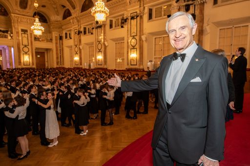 Vorschau Bild von Thomas Schäfer-Elmayer und das
Rekord-Eröffnungskomitee