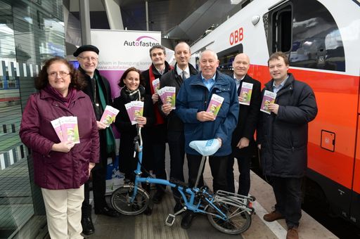 Vorschau Bild von Autofasten; Andrea Kampelmühler (evangelische
Umweltbeauftragte), Franz Scharl, Petra Völkl (Ministerium Umwelt,
Verkehr), Roland Kern (ÖBB Personenverkehr), Jürgen Schneider
(Sektionschef), Willi Nowak (VCÖ), Matthias Geist, Markus
Gerhartinger (kath. Umweltbeauftragter).