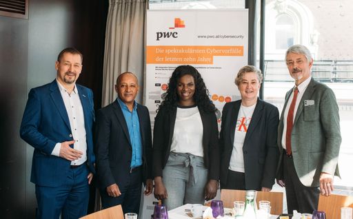 Vorschau Bild von Kommunikation am Morgen in der INNEREN STADT mit
dem TEAM WERBUNG Wien in der Fachgruppe Werbung und
Marktkommunikation. V.l.n.r.: pwc-Wirtschaftsprüfer Mag. Thomas
Strobach, SITOTA-Obmann Hailu Yazachew, stv. Bezirksvorsteherin
Wien-Innere Stadt Dr.in Mireille Ngosso, Team Werbung
Wien-Spitzenkandidatin Mag.a Ortrun Gauper, BM a.D Dr. Friedhelm
Frischenschlager