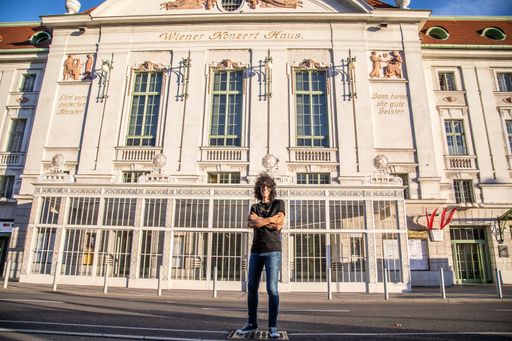 Vorschau Bild von Giovanni Allevi vor dem Wiener Konzerthaus am 28.2.2020