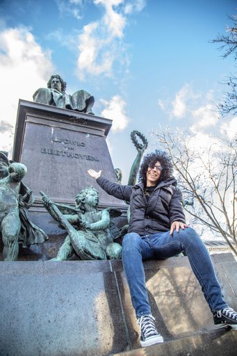 Vorschau Bild von Giovanni Allevi vor Beethoven Denkmal in Wien