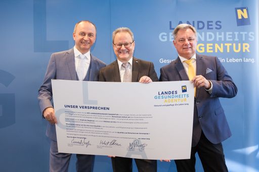 Im Bild v.l.n.r.: Mag. Mag.(FH) Konrad Kogler
(Vorstand, NÖ Landesgesundheitsagentur), Dipl. KH-BW Helmut Krenn
(Vorstand, NÖ Landesgesundheitsagentur), Dr. Markus Klamminger
(Direktor Medizin und Pflege, NÖ Landesgesundheitsagentur).