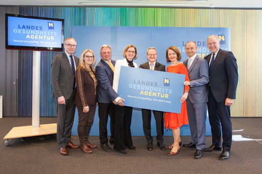 Vorschau Bild von Im Bild v.l.n.r.: LH-Stellvertreter Stephan
Pernkopf, Landesrätin Ulrike Königsberger-Ludwig, Dr. Markus
Klamminger (Direktor Medizin und Pflege, NÖ
Landesgesundheitsagentur), Landeshauptfrau Johanna Mikl-Leitner,
Dipl. KH-BW Helmut Krenn (Vorstand, NÖ Landesgesundheitsagentur),
Landesrätin Christiane Teschl-Hofmeister, Mag. Mag.(FH) Konrad
Kogler (Vorstand, NÖ Landesgesundheitsagentur), Landesrat Martin
Eichtinger.