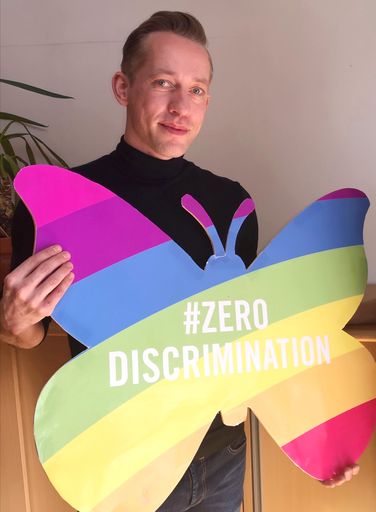 Catsdarsteller Gerben Grimmius macht gemeinsam mit
der Aids Hilfe Wien auf HIV-bezogene Stigmatisierung aufmerksam.