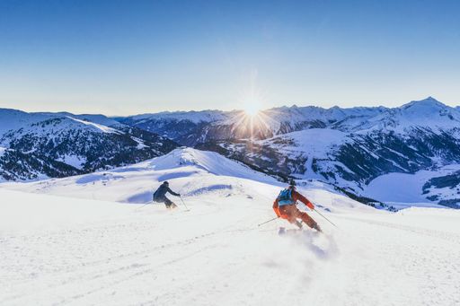  Für alle Frühaufsteher bietet die Zillertal Arena
im März ein absolutes Highlight. Mit Skiern oder Snowboards Schwünge
auf unberührten Pisten bei Sonnenaufgang ziehen? „Good Morning
Skiing“ macht es ab 6.55 Uhr möglich!