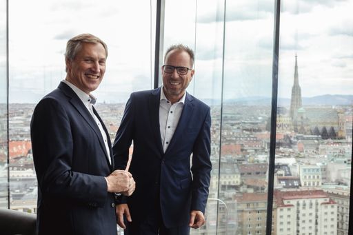 Vorschau Bild von Dr. Jörg Haas, Gründer der Scopevisio AG, und Dr.
Rainer Haude, Geschäftsführer dvo Software, freuen sich auf die
zukünftige Zusammenarbeit.“ (Fotocredit: David Pan / superberg.at)