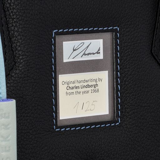 Stuttgarter Auktionshaus EPPLI führt eine der größten
Handtaschen-Autionen in Europa durch / Unter Aufsicht eines Notars
werden die wertvollen artefakte zerschnitten und anschließend in die
Luxus-Handtaschen eingearbeitet. Hier ein Originalteil eines
handgeschriebenen Briefes von CHARLES LINDBERGH (1902-1974) an einen
Freund. Weiterer Text über ots und www.presseportal.de/nr/122328 /
Die Verwendung dieses Bildes ist für redaktionelle Zwecke
honorarfrei. Veröffentlichung bitte unter Quellenangabe:
"obs/Auktionshaus Eppli"