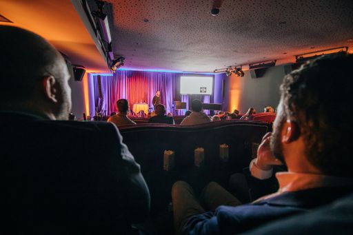 Vorschau Bild von Dr. Dennis Vogt, Managing Director des Center for
Innovation der Universität St. Gallen vor dem Besten Marke Publikum.