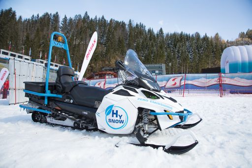  Lynx HySnow - Das erste mit
Wasserstoff-Brennstoffzellen betriebene Schneefahrzeug aus dem Hause
Rotax.