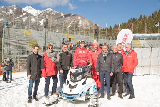 Vorschau Bild von v.r.n.l. DI Dr. techn. Alexander Trattner, HyCentA;
DI Theresia Vogel, Klima- und Energiefonds; Markus Achleitner,
Wirtschaftslandesrat von Oberösterreich; Hannes Reichelt, Ski-Star;
Prof. Peter Schröcksnadel, ÖSV und HIWU Bergbahnen AG; Dr. Wolfgang
Rapberger, BRP-Rotax; Nigel Foxhall BSc (Hons), BRP-Rotax; Ing.
Helmut Holzinger, HIWU Bergbahnen AG; Helmut Wallner, Bürgermeister
Hinterstoder