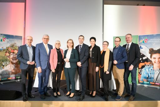 v.l.n.r. Das Podium des Pressegesprächs vor der
Brennnessel-Verleihung: Franz Maier (Präsident Umweltdachverband),
Alfred Riedl (Präsident Österreichischer Gemeindebund), Dagmar
Schratter (Vorstand Blühendes Österreich), Bundesministerin Leonore
Gewessler (BMK), Jürgen Öllinger (ADEG Vorstand), Andrea Schwarzmann
(Obfrau ARGE Bäuerinnen), Karoline Iber (GF Kinderbüro Universität
Wien), Mathias Weis (Brennnessel Preisträger, Stiftsgymnasium
Seitenstetten), Christoph Prinz (Brennnessel Preisträger,
Bürgermeister Bad Vöslau)