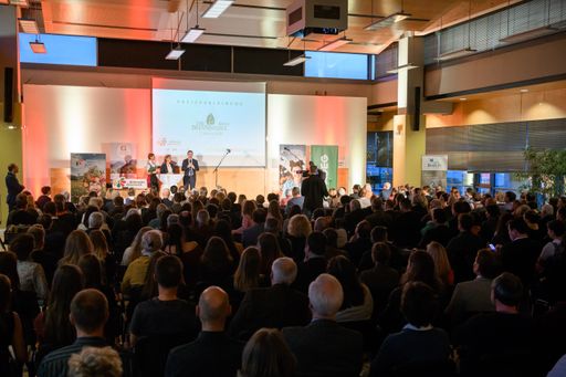 Vorschau Bild von Eröffnung des Naturschutzpreises „Die Brennnessel“
durch Moderatorin Angelika Ertl-Marko, Bundesministerin Leonore
Gewessler (BMK), Jürgen Öllinger (ADEG Vorstand)