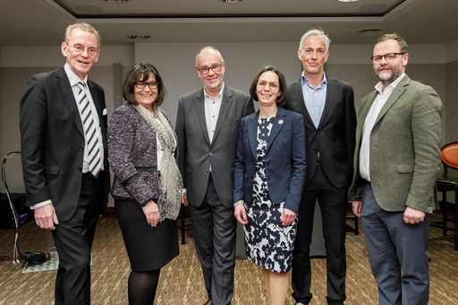 https://www.apa-fotoservice.at/galerie/22693 Im Bild v.l.n.r.:
Harald Hafner (Präsident, Travel Industry Club Austria), Univ. Prof.
Dr. Dagmar Lund-Durlacher (Modul University Vienna), Peter Buocz
(Hotelier und Verhandlungsführer der Grünen), Sektionschefin Mag.
Ulrike Rauch-Keschmann (Bundesministerium für Landwirtschaft,
Regionen & Tourismus), Thomas Reisenzahn (Geschäftsführer Prodinger
Tourismusberatung GmbH), Sepp Schellhorn (Hotelier und
Tourismussprecher der NEOS)