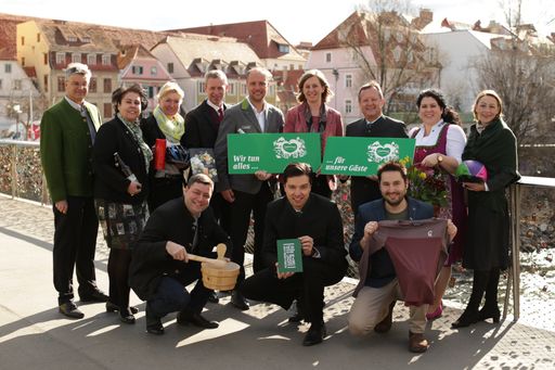 Vorschau Bild von Tourismuslandesrätin Barbara Eibinger-Miedl und Erich Neuhold, GF
Steiermark Tourismus, und die Regions-Geschäftsführer in Graz bei
der Frühlings-/Sommerpressekonferenz.