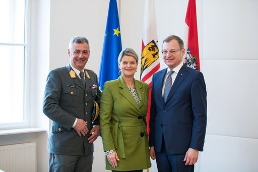 Vorschau Bild von OÖ Militärkommandant Brigadier Dieter Muhr,
Verteidigungsministerin Klaudia Tanner, Landeshauptmann Thomas
Stelzer in Linz.