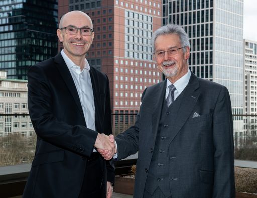  Asklepios und RHÖN-KLINIKUM-Gründer bündeln Kräfte: Vereinbarung
eines Joint Ventures und Übernahmeangebot für RHÖN-KLINIKUM AG / Kai
Hankeln, CEO von Asklepios (l.), Eugen Münch Unternehmensgründer von
Rhön Klinikum. Weiterer Text über ots und
www.presseportal.de/nr/65048 / Die Verwendung dieses Bildes ist für
redaktionelle Zwecke honorarfrei. Veröffentlichung bitte unter
Quellenangabe: "obs/Asklepios Kliniken"